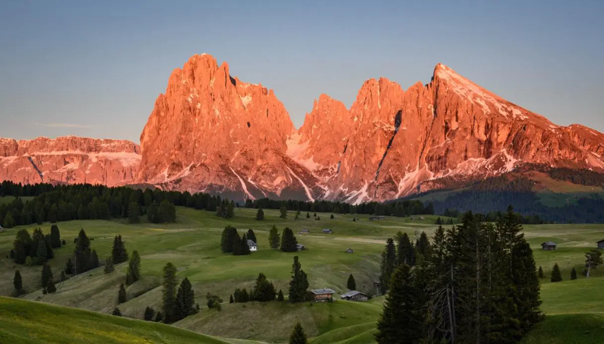 DOLOMITI, le montagne si colorano di rosa.